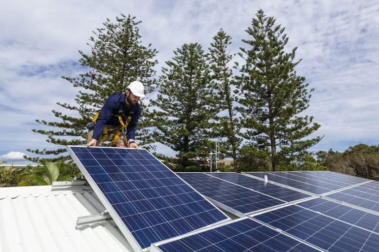Les panneaux dits intégrés produisent de l'électricité et assurent l'étanchéité