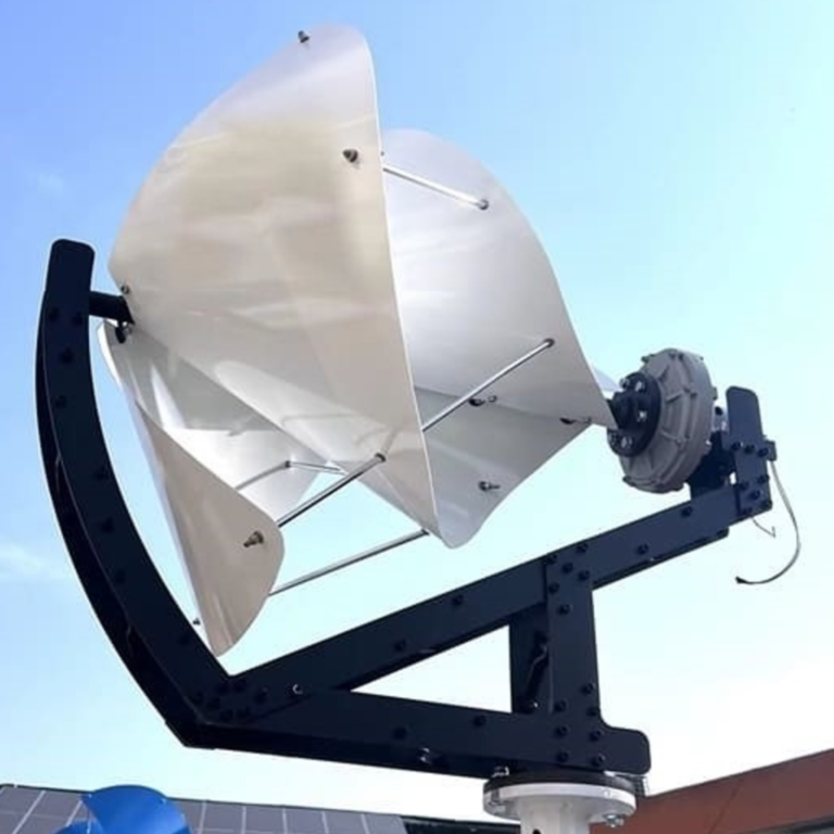 Installation d'une éolienne Liam F1 sur site isolé avec batterie