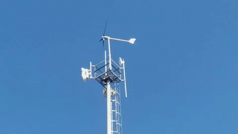 éolienne horizontalle sur un mat télécom