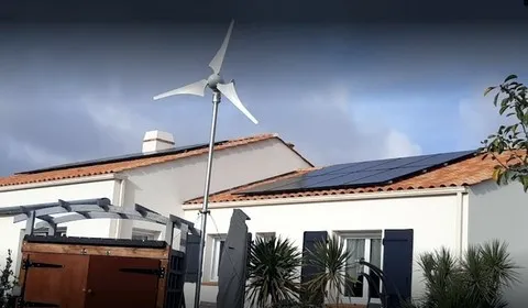 Installation client d'un kit éolienne Vector avec son mât pour autoconsommation en réduction de facture